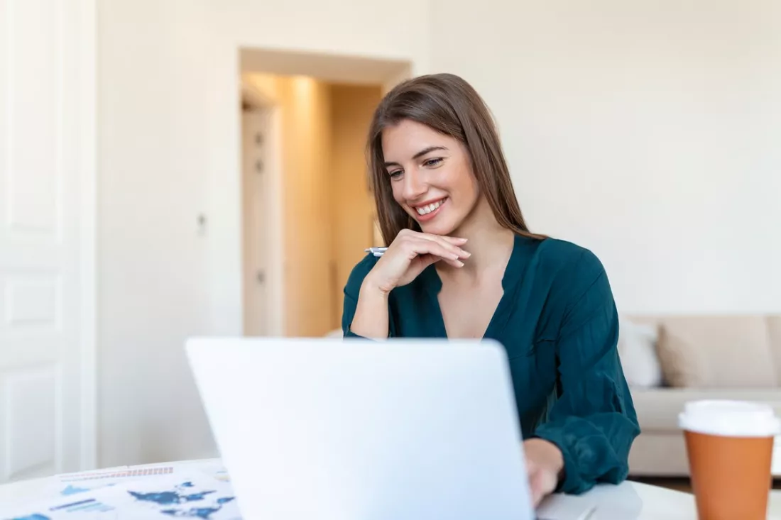 Fiatal nő állást keres a laptopján